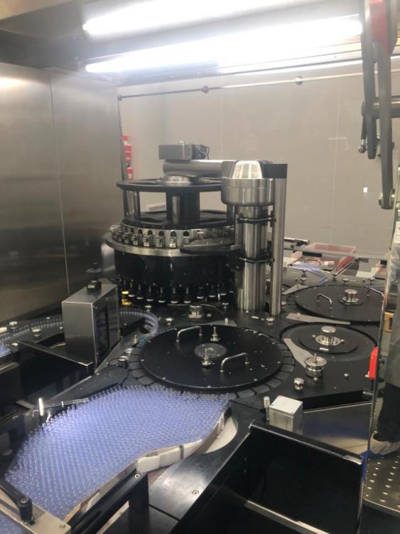 Inspection machine for ampoules that integrates leak detection module