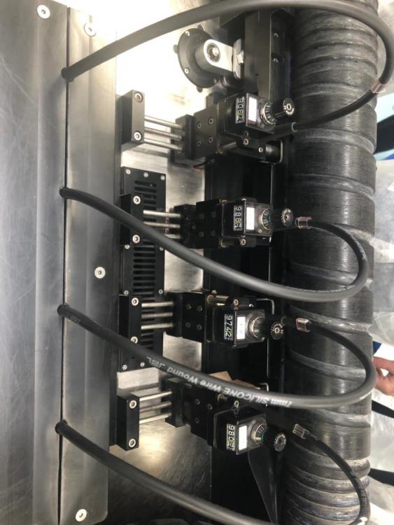 Inspection machine for ampoules that integrates leak detection module