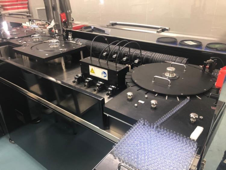 Inspection machine for ampoules that integrates leak detection module