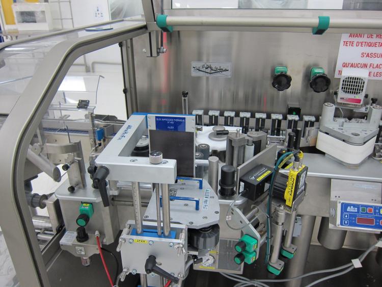 high speed linear labelling machine for ampoules, vials or cylindrical containers NERI BL600