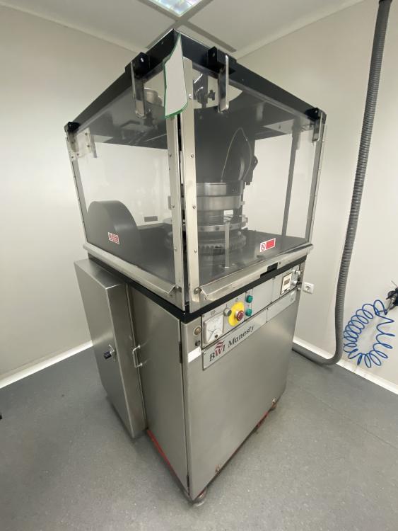 Rotary tablet press Manesty D4