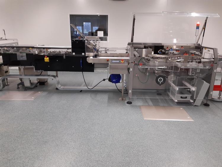 Horizontal intermittent motion cartoner for vials