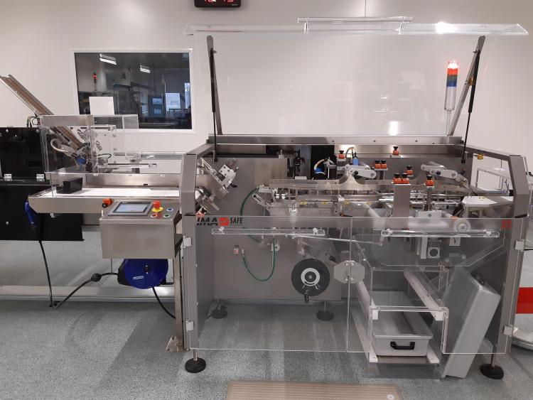 Horizontal intermittent motion cartoner for vials